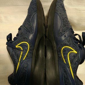 NIKE Felt Running Shoe